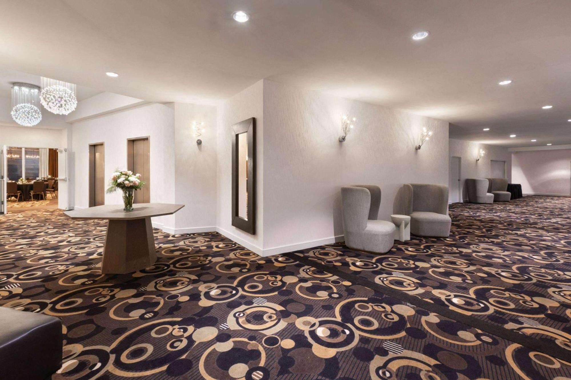Wyndham Garden Norfolk Downtown Hotel Exterior photo